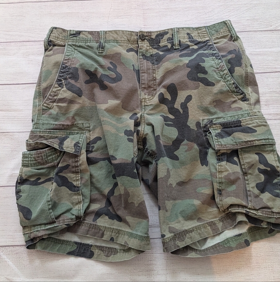 Gap Men's Camouflage Cargo Shorts. Size 36 - Picture 2 of 7
